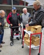 Logis des Cours : installation de nichoirs